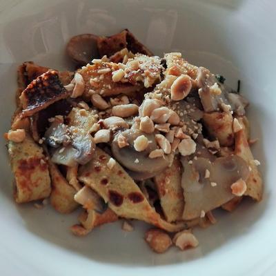 Crepes al farro con funghi e nocciole